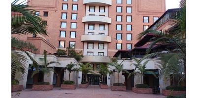 OPORTUNIDAD DE INVERSIÓN EN EXCELENTE ZONA DE BOGOTÁ, se vende local comercial rentando actualmente en prestigioso centro empresarial y hotelero en Ciudad Salitre sobre la Avenida El Dorado, el local en la plazoleta del primer piso, tiene 34m2 construidos y 32m2 de área privada, cuenta con su baño privado, más un parqueadero propio cubierto y un amplio depósito en sótano, escríbame para resolver inquietudes y ampliar detalles al respecto, con gusto les atenderemos.