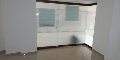 Local comercial en arriendo ubicado en el barrio Alto Prado de la ciudad de Barranquilla. Cuenta con un área de 25.64mt2,  cuenta con aire acondicionado, puerta de vidrio, piso en baldosa