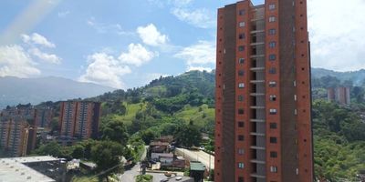 Apartamento en arriendo en Envigado, con un área de 60m² distribuidos en sala comedor, cocina integral y zona de ropas. Cuenta con 3 habitaciones, 1 clóset, 2 baños encabinados y un balcón con buena iluminación natural. Esta propiedad incluye ascensor, parqueadero y portería 24 horas, ofreciendo comodidad, seguridad y una ubicación privilegiada en uno de los sectores más residenciales del municipio.