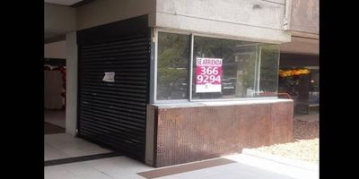 Local comercial disponible para arriendo en vía las palmas, el poblado. cuenta con un área total de 6 m², ubicado dentro de un mall comercial, con alto flujo peatonal y automovilístico. se encuentra en vía principal, con fácil acceso a transporte público y demás establecimientos de comercio. pisos en cemento, portería y vigilancia las 24 horas, y acceso a zonas verdes. Código de Abad Faciolince LOC823. Asesor Ricardo Velez 3206648834.