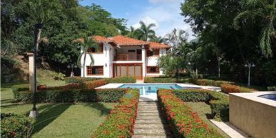 Se VENDE espectacular casa de verano en exclusiva Parcelacion la Antigua del municipio Santa Fe de Antioquia, cuenta con un ambiente Campestre?️ y del verde de las montañas, en una Parcelacion con todas las comodidades, como vías internas pavimentadas, acueducto, y redes de energía y telecomunicaciones, con bosque nativo y se oye el cantar de las aves.   Área lote: 3.015 m2 ?️Área construida : 456 m2 +piscina COMODIDADES : 2PISOS+ 2 balcones. 3 alcoba con baño en 2o piso 2 alcobas 1o piso con baños. 1 baño social 1 cocina 1 cuarto de almacenamiento. 1 cuarto de aseo. 1 area de estar en 1o piso. Alcoba ppal con sala Todas las alcobas con aire acondicionado. Salon exterior cubierto.?️ Piscina +playas Kiosco con cocineta+asador a carbón. Circuito cerrado de cámaras de vigilancia. ?️ Zonas verdes con palmas, mangos, naranjos, guanabanos,. Zonas verdes. 
