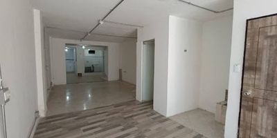 ¡Se arrienda excelente local en Laureles – La Consolata! 
Ubicación: Sobre la Av. San Juan, sector Laureles – La Consolata.
Área: 74 m²
Baños: 2
Servicios: Red de gas instalada
Nivel: Primer piso (a nivel de calle)
Excelente punto comercial, con alto flujo peatonal y vehicular. Ideal para negocios, oficinas, consultorios, cafeterías o emprendimientos que busquen visibilidad y fácil acceso.
