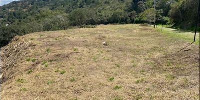 Excelente oportunidad de inversión en uno de los mejores sectores de Bello, Antioquia. Este lote/terreno de 2954 M2 es ideal para aquellos que buscan construir su hogar en un entorno tranquilo y rodeado de naturaleza.

El principal atractivo de este inmueble es su vista panorámica, que te permitirá disfrutar de hermosos amaneceres y atardeceres en un ambiente tranquilo y relajado. 

Si eres amante de la naturaleza, este terreno te encantará. Cuenta con bosques nativos que te proporcionarán un entorno fresco y natural, ideal para descansar y desconectarte del estrés de la ciudad. También está cerca de parques y zonas verdes, perfectas para realizar actividades al aire libre y disfrutar en familia.

Este inmueble se encuentra en una zona cercana a centros comerciales y colegios/universidades, lo que facilitará tu día a día. Además, cuenta con circuito cerrado de TV, portería/recepción y vigilancia las 24 horas para garantizar tu seguridad y la de tu familia.

Este terreno está ubicado en una urbanización cerrada, que te brindará un ambiente tranquilo y seguro para vivir. 

Ubicadon en una zona residencial y campestre, lo que te permitirá disfrutar de la tranquilidad y privacidad que deseas en tu nuevo hogar. ¡No pierdas la oportunidad de adquirir este lote en un lugar privilegiado de Bello y construir la casa de tus sueños!
