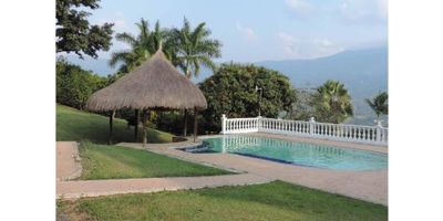 Venta de Finca en Girardota, Antioquia, Area Total 10.092 mts2, Area Construida 600 mts2,  con casa principal estilo rustico de 4 alcobas, alcoba principal de 56 mts con baño, lavamanos doble, vestier, zona de estar y vista a la piscina.  4 baños, sala comedor, sala de estar, cocina integral en isla con alacena, zona de ropas, zona de juegos, amplio deck, zona de billar, zona de juegos, baño turco, 20 parqueaderos.

La Finca tiene Piscina, kiosko, estadero, salón para 50 personas, asador en piedra, bar, capilla para 32 personas, cancha, lamparas solares, pesebreras con bebedero, alimentadero, cuarto de riendas, cuarto de corte de pasto, zonas verdes, jardin, arboles frutales, caballerizas, potreros, camino de piedra, vista a la naturaleza, senderos, variedad de vegetacion, bodega auxiliar, bar tipo cantina con barra, lavaplatos y baño. Casa de mayordomo de 72 mt2,  2 alcobas, 2 baños, cocina, patio y zona de ropas.  

Ofrece un amplio espacio viivir en familia o para invertir en negocio como Hosteria, Hotel, Eco Hotel, Casa para eventos sociales o Proyecto campestre. ¡Contactanos para mas informacion!
