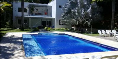Vendo hermosa casa de verano en exclusiva parcelación en Santa fe de Antioquia, muy cercano al municipio, cuenta con todas las comodidades, cómo vías internas pavimentadas, acueducto, redes de energía y telecomunicaciones, se cuenta con bosque nativos y se oye cantar de las aves. Área total 3.643 M2, área consntruida 460 m2 con zona de Kiosco y zona húmeda es decir piscina. Casa cuenta con 6 habitaciones cada una con aire acondicionado, closet y baño. pero en total son 7 aires acondicionado , casa es de dos Plantas primer piso sala comedor cocina, habitaciones, segundo piso igualmente habitaciones, Salón exterior con cubierta, piscina, kiosco, asador a carbón. Zonas verdes con jardín, árboles frutales, además parqueaderos. 
