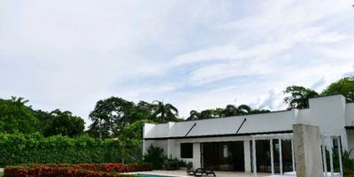 Venta de finca, Ubicada en el cálido corazón de Sopetrán, a solo minutos de Santa Fe de Antioquia, Finca La Amorosa es más que una propiedad: es un sueño convertido en realidad. Con 2,000 m² de terreno y 500 m² construidos en un solo nivel,  este paraíso moderno combina lujo, comodidad y la frescura del entorno natural.Cuenta con 5  alcobas a,Todas la habitaciones cuentan con aire acondicionado, baño con vestier, cocina full integral, zona de ropa, 14 espacios de parqueadero,2 cuartos útiles,1	Amplia piscina de 10 x 5 mt y 1,5 mt de profundidad, con un área de playa de menor profundidad para la seguridad de los niños y chorritos.Alrededor de la piscina, encontrarás sillas, asoleadoras y 2 camas de sol. También cuenta con baño completo y 2 duchas al aire libre.Jardin exterior: Amplios espacios verdes con césped, plantas ornamentales y algunos árboles que rodean toda la casa. También cuenta con porterías de microfútbol, fogón de leña y troncos tipo silla bajo el árbol, luminaria exterior.