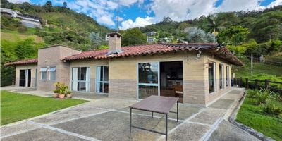 Venta de exclusiva Casa Campestre en Caldas, Antioquia, en lugar privilegiado por su tranquilidad y belleza natural. Con área total de terreno de 3871 M2 y una construcción de 300 M2, esta propiedad ofrece todo lo que necesitas para disfrutar de un estilo de vida tranquilo y rodeado de naturaleza. Cuenta con 4 alcobas cada una con baño y vestier, baño social, concina integral moderna, sala comedor, estudio, chimenea, terraza mirador,  zona bbq, patio de ropas independiente, cuarto de herramientas, 3 parqueaderos, amplia zona verde propia y  jardin.  La terraza es perfecta para disfrutar de la vista panorámica impresionante que registra. 

La Casa esta ubicada en lujosa parcelación cerrada de solo 22 casas, con Porteria y vigilancia 24 horas y cerca de la zona urbana.

En cuanto a las características externas, tiene acceso pavimentado y tiene bosques nativos.

¡Contáctanos hoy mismo y haz realidad tu sueño de vivir rodeado de naturaleza y comodidades!
