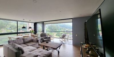 Apartamento ,128 m2, excelente vista, balcon grande tipo Terraza, Altos del poblado,  cerca a iglesias, supermercado, fácil acceso a las palmas, tres alcobas, cocina integral , pisos en madera,dos  garajes, cuarto útil, unidad completa, salón comedor, también se puede rentar amoblado, en 12.000.000, Andres Jimenez 313 683 7000