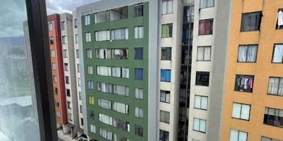 Venta de Apartamento en Barrio Primavera, Bogotá – Piso 7

Disfruta de la comodidad y la excelente ubicación que te ofrece este hermoso apartamento ubicado en el barrio Primavera, al occidente de Bogotá. Situado en un séptimo piso con ascensor, este hogar combina iluminación natural, buena ventilación y un ambiente tranquilo dentro de un conjunto cerrado estrato 3.

Características principales:
Área bien distribuida con 3 alcobas acogedoras.
1 baño completo.
Cocina integral moderna, con zona de ropas independiente.
Zona social amplia y funcional.
Grandes y lindas ventanas con vista interna y sol de la tarde, lo que garantiza luz cálida y excelente ventilación.
Parqueaderos comunales disponibles para residentes y visitantes.
Ascensor y vigilancia permanente.
Ubicación privilegiada:
El conjunto se encuentra en una zona de alta valorización, con excelente conectividad: cerca a la Avenida 1ª de Mayo, la Carrera 30 (NQS), la Avenida de las Américas y estaciones de TransMilenio. También cuenta con fácil acceso a colegios, supermercados, parques y centros comerciales.
Estrato: 3
Vista interna – Sol de la tarde
Parqueaderos comunales
Conjunto cerrado con seguridad 24 horas