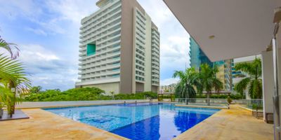 Se vende apartamento de ultimo piso en edificio QB (residencial), ubicado a una calle de la playa, detras del Hilton de Bello Horizonte. Tiene 3 habitaciones, 4 baños completos, sala, comedor, balcones con vista al mar y vista a la Sierra Nevada. Cuenta con 2 parqueaderos propios. 

Si le gustaria confirmar algun dato de la publicacion, realizar preguntas adicionales o agendar una cita para conocer la propiedad, contactanos! 
