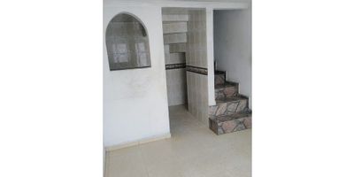 Esta casa es perfecta para quienes buscan comodidad, buena distribución y un entorno tranquilo en Soacha. Sus cuatro niveles te permiten aprovechar cada espacio con total independencia, ideal para familias que quieren crecer o para quienes buscan una propiedad con excelente proyección y valor. Con iluminación natural, zonas privadas bien definidas y un ambiente residencial muy agradable, aquí puedes vivir con tranquilidad y calidad de vida.

características del inmueble
Área construida: 58.74 m²
Área privada: 52.42 m²
Estrato: 3
Habitaciones: 3
Baños: 2
Cuarto de ropas pequeño
4 niveles
15 años de construcción
Inmueble libre de hipoteca

características del conjunto
Conjunto cerrado
Parqueadero comunal
Zonas verdes
Portería
Ubicación estratégica en Soacha – Cundinamarca, cerca Auto Sur
