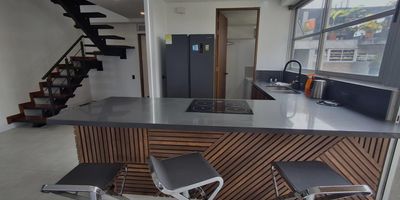 Penthouse dúplex en El Poblado, sector La Tomatera, con un diseño moderno y una excelente distribución que ofrece amplitud y confort. Sus espacios sociales integran sala, comedor y cocina americana con barra, ideales para disfrutar en familia o con amigos. Las alcobas amplias brindan privacidad y comodidad, mientras que el jacuzzi permite vivir momentos de descanso y bienestar. Con dos parqueaderos paralelos y un cuarto útil, este apartamento combina elegancia, ubicación y practicidad. Ubicado en una zona residencial y comercial de alta valorización, con acceso a servicios, restaurantes y vías principales. Agenda tu visita y descubre un lugar pensado para disfrutar cada día.DC 260675