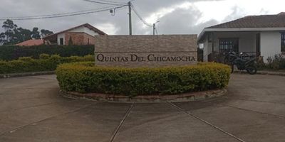 Espectacular lote ubicado en La  Mesa De Los Santos vía al teleférico del Parque Nacional del Chicamocha, con un área de 990 M2,  cuenta con todos los puntos para servicios públicos, placa huella hacia todos los lotes, bahías de parqueo, sobre la vía principal, 2 humedales grandes garantizando el funcionamiento del agua, conjunto cerrado con cámaras de vigilancia.

¡Contáctanos para agendar una visita!