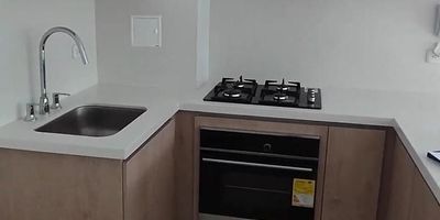 Lindo apartamento ubicado en un sector muy central de Floridablanca, en un entorno natural, residencial y cerca de colegios, restaurantes, centros comerciales y grandes vías principales de acceso, para el  disfrute de la familia y las personas que los visiten.

Cuenta con una cocina abierta tipo americana, con buenos espacios de almacenamiento, sala comedor, un balcón con una bella vista a las montañas y un espectacular BBQ para disfrutar deliciosos asados en privacidad, un espacio para estudio, 3 cómodas habitaciones con sus closets, la principal con baño privado y un baño auxiliar.

En su exterior cuenta con  una zona social muy completa, donde podrás disfrutar de piscinas, gimnasio, canchas, zona de juegos para niños, ciclo ruta, zona de mascotas, salón social y de negocios, turco, teatrín y grandes espacio naturales como senderos para que disfrutes de la naturaleza.

¡Ven a conocer tu nuevo hogar! Contáctanos para agendar una visita.