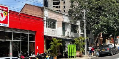 Casa de 2 niveles  tradicional, ubicada en el barrio Galán vía Pamplona, cuenta con 266 metros cuadrados, ideal para inversionistas que deseen invertir en la ciudad de Bucaramanga.

En el primer piso se encuentra: sala, comedor, 2 patios, cocina, 3 habitaciones y 1 baño.

En el segundo nivel se encuentran: 1 habitación doble, 1 habitación con balcón y 1 habitación sencilla.

Además cuenta con un local, actualmente arrendado como restaurante.

¡Contáctanos para agendar una visita!