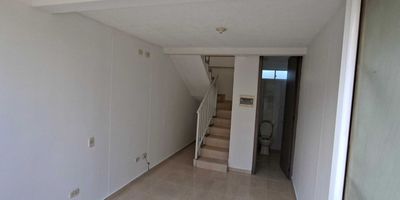 ¡Bienvenido al local en venta de tus sueños! Este espacio de estrato 4 cuenta con 2 niveles para du mayor comodidad , un baño y parqueadero para tu comodidad. Con una amplia área para que puedas dar rienda suelta a tu creatividad. Construido en un año que lo hace moderno y actual. Además, cuenta con vigilancia para tu tranquilidad. ¡No dejes pasar esta oportunidad de inversión! ¡Ven a conocerlo y hazlo tuyo!