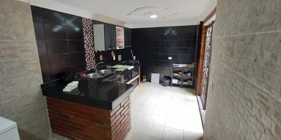 ¡No dejes pasar esta oportunidad de adquirir esta increíble casa en Floridablanca! Con 3 habitaciones, 3 baños, cocina integral y amplios espacios interiores como balcón, patio y terraza. Además, cuenta con parqueadero y una ubicación privilegiada. ¡Llama ahora y haz de esta casa tu nuevo hogar!