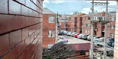 Vive el encanto en este luminoso apartamento de 45.63 mt, en el corazón de Bogotá, con dos habitaciones, sala comedor, estudio,1 baño,, vista exterior, parqueadero comunal, Bienvenido a tu nuevo hogar, donde la comodidad y la diversión se encuentran en cada rincón.