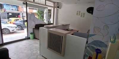 En el prestigioso sector del Noroccidente de Bucaramanga, se encuentra esta imponente casa en venta de estrato 6. Construida en el año 2020, cuenta con 5 habitaciones, 4 baños, cocina integral y parqueadero cubierto. Sus interiores incluyen estudio, piso de cerámica, citófono, balcón y patio. Con uso de suelo comercial y de vivienda/comercio, ofrece servicios públicos de energía y gas natural. Ubicada sobre vía principal, esta propiedad representa una oportunidad única para aquellos que buscan un espacio amplio y versátil en una ubicación privilegiada.