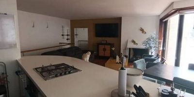 Hermoso partamento dúplex en el corazón del barrio La Cabrera. Amplias habitaciones con excelente iluminación, ventilación y espacios, lo que permite que sea un apartamento optimo y adecuado para habitar, cuenta con 3 habitaciones o 2 habitaciones y estudio, cocina estilo americana, sala comedor, Citófono, cuarto útil y 2 espacios de estacionamiento.

Área Urbana con excelente vista

Ascensor

Se Permiten Mascotas, Parqueaderos Cubierto

Unidad Cerrada

PorterÍa Vigilancia 7 X 24

Uso Del Lote Residencial

Ventilacion Natural DBC-735 
