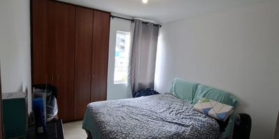 Descubre este elegante apartamento en venta ubicado en Floridablanca, Santander. Con una construcción de 69m², este inmueble de estrato 4 cuenta con 2 habitaciones, 2 baños, cocina integral y balcón con vista a las montañas. Construido en 2007, se encuentra en un conjunto cerrado con gimnasio, piscina, juegos infantiles y salón comunal. Además, ofrece parqueadero, estudio, citófono y portería para tu comodidad y seguridad. Una oportunidad única para disfrutar de un estilo de vida exclusivo en un entorno privilegiado.