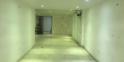 Exclusiva casa en arriendo en Cañaveral, Santander. Con una ubicación privilegiada en estrato 5, esta propiedad cuenta con 4 habitaciones, 4 baños, parqueadero y 250m² de área. Sus interiores incluyen patio, estudio y star de TV. Con acabados en cerámica y uso de suelo comercial, esta propiedad es ideal para familias o inversionistas. Su cercanía a universidades, parques, centros comerciales y zonas comerciales la convierten en una opción única. ¡No pierdas la oportunidad de vivir en este exclusivo lugar! Contáctanos para más información.