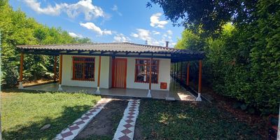 Tres habitaciones, dos baños, sala, comedor, cocina 