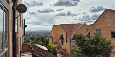 En pleno corazón de Chapinero Alto, rodeado de naturaleza, con fácil acceso a zonas comerciales, gastronómicas y de entretenimiento. ? Tu nuevo hogar Exclusiva casa de 149 m²✨ tres niveles mas altillo, tres habitaciones, cuatro baños, Estudio, Terraza, balcón, dos parqueaderos, deposito.

El conjunto cuenta con Piscina, Cancha Múltiple, zonas sociales. zonas verdes, vías de acceso Agenda tu cita. CCK-638 
