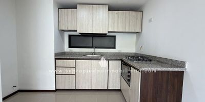 Apartamento en arriendo en Sabaneta.    
Este inmueble está ubicado en el sector del Carmelo. Cuenta con un área de  80m2, distribuidos en 2 habitaciones, la principal con baño y Vestier; baño social, sala comedor, cocina integral, balcón, piso en porcelanato. Cuenta con red de gas y calentador de paso, acabados modernos y excelente iluminación. Tiene parqueadero privado y cuarto útil. El edificio cuenta con ascensor, parqueadero para visitantes, portería 24 horas, citofonia, shut de basuras, zonas verdes, juegos infantiles, sala de espera, circuito cerrado de TV, piscina. Queda cerca de la avenida el Poblado, supermercado la vaquita, a unas cuadras del parque de Sabaneta;  y cuenta con excelentes rutas de transporte público. Contáctanos!!! y encuentra con nosotros el inmueble que buscas.(3)