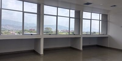 Imagina cada mañana llegar a tu oficina en una de las zonas más exclusivas del sur de Cali. Subes por el moderno ascensor y, al abrir la puerta, te recibe un ambiente lleno de luz, amplitud y estilo, con una preciosa vista a Cali Los 44.70 m² de este espacio se despliegan con elegancia: un diseño sobrio, perfecto para proyectar la imagen de éxito que tu profesión merece.

Con un baño privado, acabados modernos y un entorno tranquilo, esta oficina se convierte en el escenario ideal para arquitectos, abogados, psicólogos, contadores o cualquier profesional que valore la privacidad y el prestigio.

Afuera, Unicentro Cali vibra con la energía de la ciudad: cafés, bancos, restaurantes y servicios que facilitan tu día a día. Adentro, tú y tu equipo encuentran el equilibrio entre productividad y confort.

 Haz de este lugar la sede de tus mejores decisiones. Contáctame !