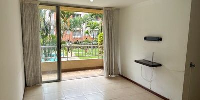 Disfruta de la comodidad y el estilo de vida que ofrece el sur de Cali en este apartamento de 66 m² ubicado en el conjunto residencial Torres de San Joaquín, una de las zonas más cotizadas y con mayor valorización. Este acogedor segundo piso cuenta con tres habitaciones, dos baños, cocina integral remodelada, sala-comedor iluminada y una vista interna muy agradable hacia las piscinas y zonas sociales. Su diseño claro y ventilado crea un ambiente fresco y confortable durante todo el día. Incluye parqueadero propio en plataforma y acceso a completas amenidades como dos piscinas, turco, cancha deportiva, amplias zonas verdes y portería con seguridad las 24 horas. Su ubicación estratégica permite una conexión rápida con centros comerciales, universidades y principales vías del sur. Se entrega totalmente pintado de blanco, listo para habitar y disfrutar desde el primer día. Un hogar moderno, práctico y con excelente entorno para vivir tranquilo en el sur de Cali