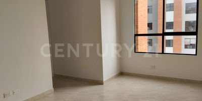 Apartamento en el conjunto Roseto en el sector de Parque Natura en Jamundí, se encuentra en quinto piso con ascensor, es un apartamento muy iluminado, cuenta con cocina integral, sala-comedor, 2 habitaciones, 1 baño, zona de oficios, parqueadero propio. El conjunto cuenta con piscina, salón social y juegos infantiles. Parque Natura es una zona residencial moderna con amplios parques y zonas verdes, además cuenta con comercios cercanos y rápida salida a ala avenida Cañasgordas.