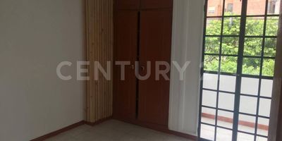 Se arrienda oficina de uso mixto en Laureles, Medellín, en estrato 4. Este espacio de 80 m², estratégicamente ubicado en el tercer piso cerca de la Calle 33, ofrece un ambiente excepcionalmente tranquilo y productivo. Cuenta con 4 baños completos y 1 parqueadero incluido. Además, dispone de vigilancia, asegurando un entorno seguro y profesional. Su diseño estructural aísla eficazmente el ruido exterior, proporcionando silencio y una excelente iluminación natural, ideal para la concentración. Es un espacio versátil, apto para hasta 4 oficinas privadas, maximizando su inversión. Disfrute de conectividad inmejorable con acceso rápido a transporte público, centros médicos, gimnasios y centros comerciales, todo a menos de 5 minutos a pie. Conozca esta oficina en arriendo en Medellín, Laureles. Contáctenos para visitar.