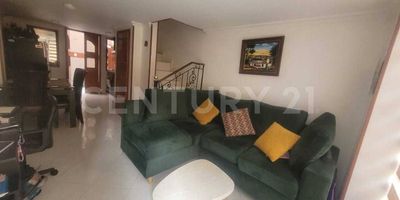 Tu nuevo hogar te espera! Disfruta la comodidad, seguridad y la ubicación perfecta en esta hermosa casa de 74,88 metros cuadrados, ubicada en el seguro y tranquilo Conjunto Residencial Jardines de Alsacia, barrio Alsacia. Distribución Inteligente en Tres Niveles La casa ha sido diseñada para ofrecer el máximo confort y funcionalidad: Primer Nivel: Sala, comedor, cocina integral, baño social y un práctico patio de ropas independiente. Segundo Nivel: Dos habitaciones amplias con clóset en madera, y un baño completo. Tercer Nivel: La joya de la casa: la Habitación Principal que incluye un vestier independiente y un baño privado. Zonas Comunes para Disfrutar El conjunto ofrece excelentes comodidades para mejorar tu calidad de vida: Parqueaderos comunales suficientes. Salón social ideal para eventos y reuniones. Parque infantil para el entretenimiento seguro de los niños. Ubicación Inmejorable Disfruta de una vida práctica gracias a su excelente ubicación. Está cerca de centros comerciales clave como El Edén y Multiplaza, y cuenta con fácil acceso a diversas opciones de transporte público y a las vías principales de la ciudad.