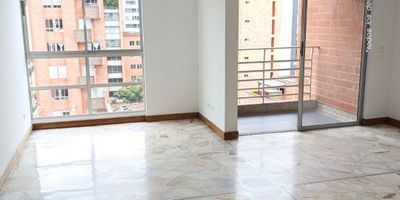 Hermoso apartamento en arriendo en Laureles, con 72 m² de confort y elegancia, ubicado en un séptimo piso con excelente iluminación natural y una vista encantadora. Cuenta con 2 amplias habitaciones, 2 baños modernos, sala comedor espaciosa, estudio ideal para trabajar desde casa, cocina integral con red de gas y zona de ropas independiente. Sus acabados en retal de mármol le dan un toque clásico y sofisticado. La unidad residencial ofrece portería 24 horas, piscina, gimnasio, salón social y parqueadero privado, garantizando comodidad y seguridad en todo momento. Su ubicación es privilegiada, cerca a la iglesia de Santa Teresita, en una zona tranquila, residencial y con fácil acceso a todo lo que necesitas. ¡Vive la experiencia de confort y estilo que mereces en el corazón de Laureles! Una opción ideal para quienes buscan vivir con estilo en Medellín. ¡City Raíz busca su tranquilidad! - Código: 19990 Contáctanos por WhatsApp al 310 840 1461 o llamándonos al 604 411 7372 www.cityraiz.com