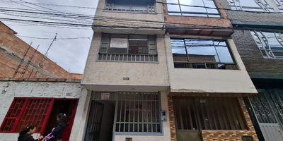 Este acogedor apartamento, ubicado dentro de una casa, ofrece espacios luminosos y bien distribuidos que invitan a disfrutar de la tranquilidad del hogar. Cuenta con dos habitaciones con vista exterior, perfectas para aprovechar la luz natural y el aire fresco. Dispone de dos baños, uno de ellos social, que aportan comodidad y funcionalidad a la vida diaria. La sala comedor, amplia y llena de luz, es el corazón del apartamento: un ambiente ideal para compartir, descansar o recibir a tus invitados. Además, cuenta con una zona de ropas independiente, práctica y bien ventilada, que facilita las tareas del día a día. Un espacio equilibrado entre comodidad, luminosidad y calidez — ideal para quienes buscan un hogar tranquilo y bien ubicado. Cod: 5145