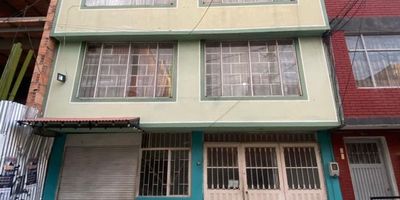 Gran oportunidad de negocio!  inversionista o constructor   te ofrecemos espectacular casa para remodelar a su gusto, de 4 niveles, para distribuir minimo 8 apartamentos, cuenta con local en el primer piso, parqueadero, excelente iluminacion y ventilacion, buen acceso a transporte publico colegios, zona comercial.