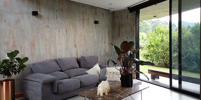 Casa en arriendo en unidad cerrada sector tranquilo, poco flujo vehicular, sector residencial cerca a colegios, restaurantes, miradores, y demas servicios complementarios. Cuenta con piso en porcelanato y madera laminada, dos niveles, sala comedor, estudio, 3 alcobas con baño en cada una, cocina integral abierta tipo americano, alcoba y baño de servicio, balcon, terraza, jardin y parqueaderos (2 cubiertos). Conjunto cerrado con zonas verdes, vigilancia 24 hrs, citofono, y circuito cerrado de tv. *Inmuebles sujetos a verificación de disponibilidad.*