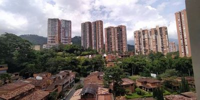 ¡Apartamento en San José, Sabaneta! Acogedor apartamento de 67 m² con excelente distribución: 3 habitaciones, 2 baños, Sala amplia, Balcón con buena iluminación, Cocina integral, Parqueadero y cuarto útil. Zonas comunes completas. Ubicado en el sector San José, una zona tranquila, residencial y con excelente valorización. ¡Agenda tu cita y conócelo! Camila Echavarría – 300 317 0505