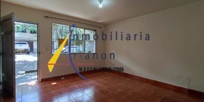 Arrendamos casa local primer piso ubicado en belen fatima, cuenta con un area de 94 metros, sala, comedor, 2 alcobas, 1 closet, 1 vestier, cocina integral, red de gas, 3 baños, calentador, patio, piso en ceramica.https://www.inmobiliariatrianon.com/inmueble/5945