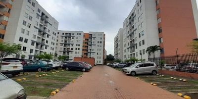 Te presentamos este espectacular apartamento en venta, ubicado en el cuarto piso con ascensor del Conjunto Residencial Campos del Bosque, en el corazón de Valle del Lili, uno de los sectores con mayor crecimiento y valorización de Cali. Consta de : dos habitaciones amplias y luminosas, dos baños modernos, Cocina integral con excelente distribución, Sala-comedor acogedora con salida a un balcón con vista externa, estudio, sala de TV (con opción de una tercera habitación), Zona de oficios funcional, Parqueadero comunitario. Piscinas para adultos y niños. El conjunto te ofrece: Salón social para tus eventos y reuniones, gimnasio completamente dotado, Zona de juegos infantiles, Parqueadero para visitantes, Seguridad 24/7 para tu tranquilidad. A pocos minutos de centros comerciales, supermercados, restaurantes y de la estación del MIO, con acceso rápido a las principales vías del sur de la ciudad.