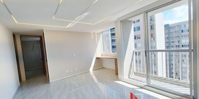 ¡Vive la experiencia de confort y exclusividad en el Conjunto Residencial Maui, en Ciudad Mallorquín! Este hermoso apartamento se distingue por sus excelentes acabados, amplios espacios y una distribución moderna que garantiza comodidad y bienestar. Cuenta con 2 acogedoras habitaciones, 2 baños, una zona de labores independiente y una cocina integral con diseño funcional, ideal para quienes buscan un hogar listo para habitar. Su iluminación natural y ventilación cruzada crean un ambiente cálido y agradable durante todo el día. Disfruta de la tranquilidad y el estilo de vida que ofrece Maui, con completas zonas sociales, piscina, gimnasio, salón comunal y áreas verdes. Ubicado estratégicamente, cerca de centros comerciales, colegios, universidades y vías principales, este inmueble es la opción perfecta para vivir o invertir. ¡Tu nuevo hogar te espera en Ciudad Mallorquín! Cod: 617