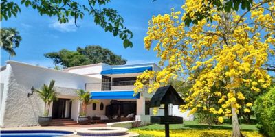 ¡¡¡Oportunidad!!!  

Casa campestre de 2 pisos, cuanta con 3.600 m2 de lote y de área construida 840 m2. Cuenta con dos salas, comedor, cocina y despensa, 3 alcobas, 3 baños, patio de ropas, alcoba y baño de servicio, piscina, 3 parqueaderos cubiertos y 8 descubiertos. Ubicada en un condominio exclusivo, con excelente seguridad. El avaluo esta por $3.358.400.000. 

La intersección Av. Tacurumbí en Cerritos, primera obra de Vías del Samán. La intersección comunicará a conductores hacia el Hospital de alta complejidad Carolina Larrarte y hacia la avenida de los colibríes, que se está construyendo en este momento. 

Venta a puerta cerrada $2.400.000.000. 
