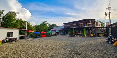 El local consta de 3 espacios (cada uno totalmente equipado):
?️ Restaurante de 200 m² (27 mesas)
?️ Hotel de 11 habitaciones (5 dobles y 6 sencillas)
☕ Café-bar (8 mesas)

? Parqueadero de 300 m² para 12 carros y motos
? Espacios para vallas publicitarias

? Ubicación privilegiada sobre la vía principal Cartago-Pereira (vía de alto flujo vehicular)
⏰ A tan solo 2 minutos de Cartago y a 25 minutos de Pereira 
? Uso de suelo comercial multipropósito (apto para venta de licor, comidas, hotelería, turismo, entre otras)
? Circuito de cámaras de seguridad y cerramiento metálico
?‍? Apartaestudio para administrador
? El local completo cuenta con área de terreno de 700 m² y construida de 550 m²

?Valor canon: $5.900.000 ¡Contáctanos para más información!
