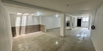 Se arrienda cómodo Local con un área de 90mts, cuenta con 1 baño, cocineta sencilla sin red de gas. Ubicado en zona céntrica de Rionegro, con alto flujo de personas. Ideal para su negocio!