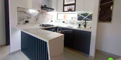  ¡SE ARRIENDA HERMOSA CASA EN EL CARMEN DE VIBORAL – URBANIZACIÓN VISTA VERDE! 

 Cód: 184-118 | Precio: $2.200.000 | Estrato 3 | Área: 110m²

Déjate enamorar por esta acogedora casa en segundo piso, perfecta para quienes buscan comodidad, tranquilidad y una excelente ubicación. 
Cuenta con 3 habitaciones amplias, 2 baños modernos, closets, sala comedor iluminada, zona de ropas, cuarto de servicio y un balcón ideal para disfrutar del paisaje . Además, tiene red de gas y todos los servicios listos para tu confort.
¡Tu nuevo hogar te espera en El Carmen de Viboral! 