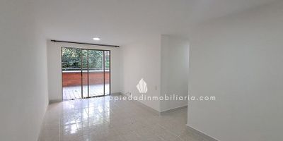 Apartamento en arriendo en El Tesoro, El Poblado.
Vive en una de las zonas más exclusivas de Medellín. Este apartamento de 110 m² ofrece amplitud y confort en un entorno residencial tranquilo. Cuenta con 3 habitaciones con clóset, 2 baños, sala comedor con acceso al balcón, terraza y patio interior. Su cocina integral está equipada con red de gas y calentador a gas, ideal para tu comodidad. Incluye zona de ropas, parqueadero cubierto independiente y cuarto útil. La unidad dispone de piscina, salón social, zonas verdes, juegos infantiles, vigilancia 24 horas, ascensor y parqueadero para visitantes. Cerca del Centro Comercial Vizcaya, el mall Verona y Provenza. ¡Perfecto para disfrutar la vida en El Poblado! Contáctanos.