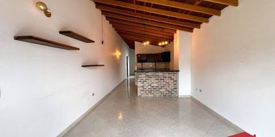 Apartamento en arriendo ubicado en el Dorado, cuenta con buenos acabados, buena iluminación, consta de 3 habitaciones con closet y vestier, 2 baños cabinados, salacomedor, cocina integral con barra americana, zona de ropas, balcón, cuenta con cuarto útil y parqueadero cubierto, Se encuentra en zona residencial tranquila, esta cerca a colegio, supermercados, cerca a vía principal Avenida Poblado, cancha sintética, panadería, además cuenta con buena ruta de transporte publico.