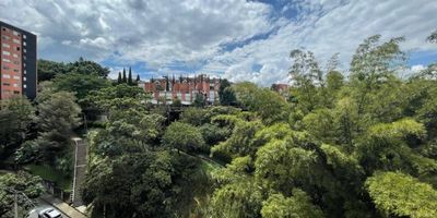 Apartamento disponible para arriendo en el sector de Cumbres- Envigado, cuenta con 3 alcobas, balcon, parqueadero lineal. Unidad cerrada con zonas comunes, sector con supermercados cercanos, colegios, rutas integradas del metro.