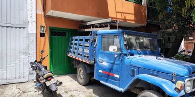 Local comercial en Sevilla disponible para la renta, actualmente en remodelación, cuenta con puerta garaje, baño y un salón abierto ideal para cualquier mercado, restaurante, metalmecánica, taller y mucho más! anímate a conocer este espacio agendando una visita al Contacto 301.598.9091